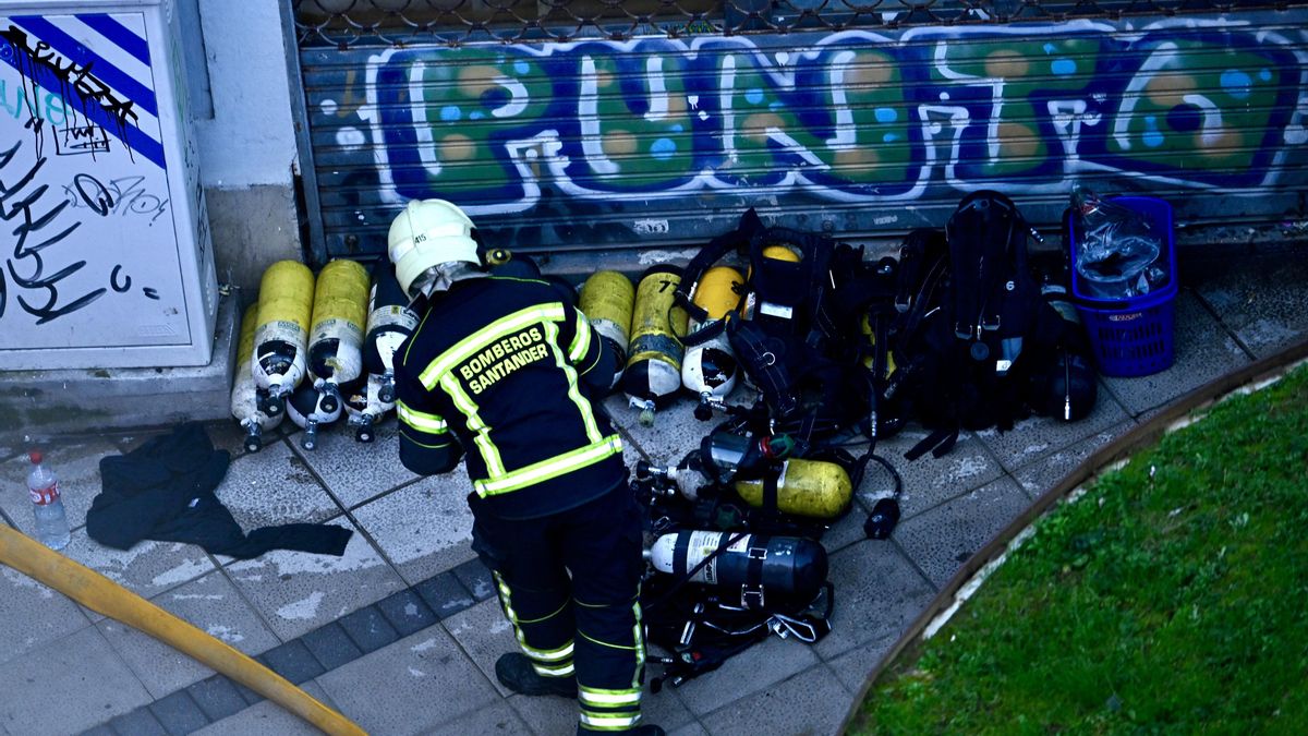 Un bombero trabaja en el incendio del piso de la calle Juan de la Cosa.