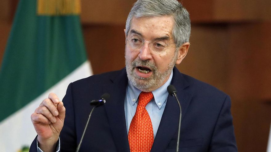 Canciller mexicano niega que migrantes deportados lleguen esposados al país