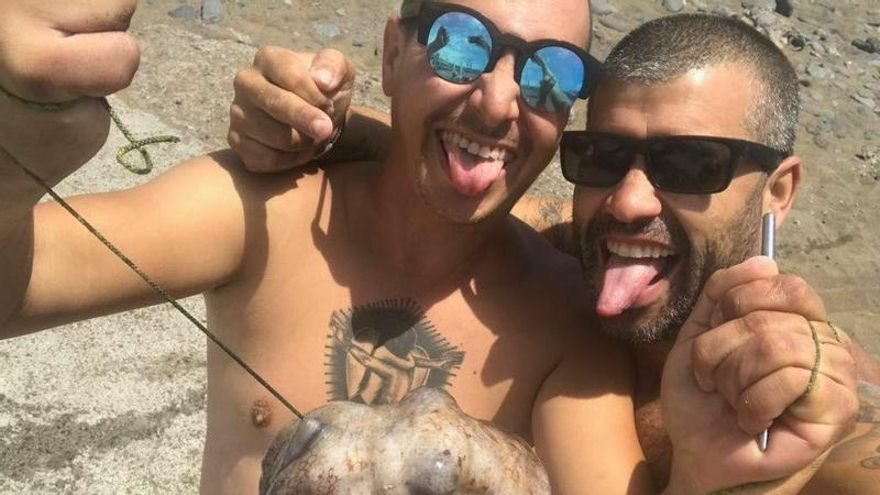 Norberto Jonay Pérez, denunciante del presidente del Cabildo, junto a Samuel Yebra, el dueño de Zona 13, y un pulpo