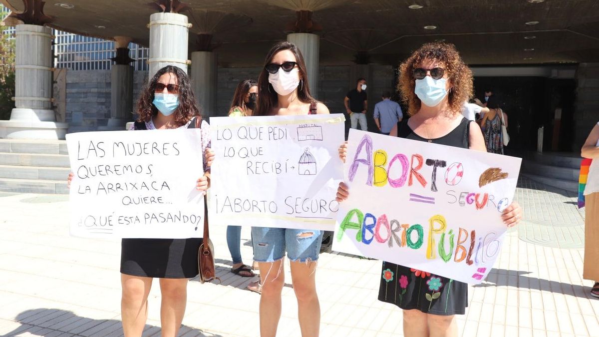 Concentración por un aborto digno frente a la Asamblea Regional