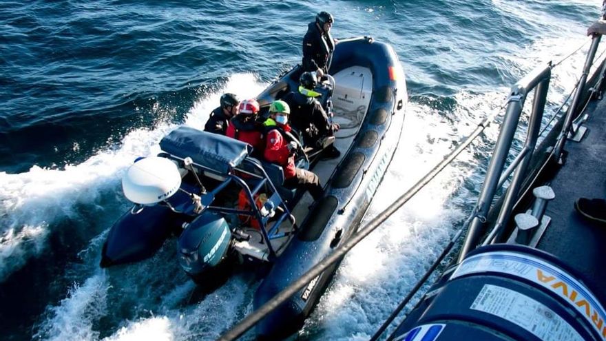 Los funcionarios durante un abordaje para una inspección a una embarcación pesquera.