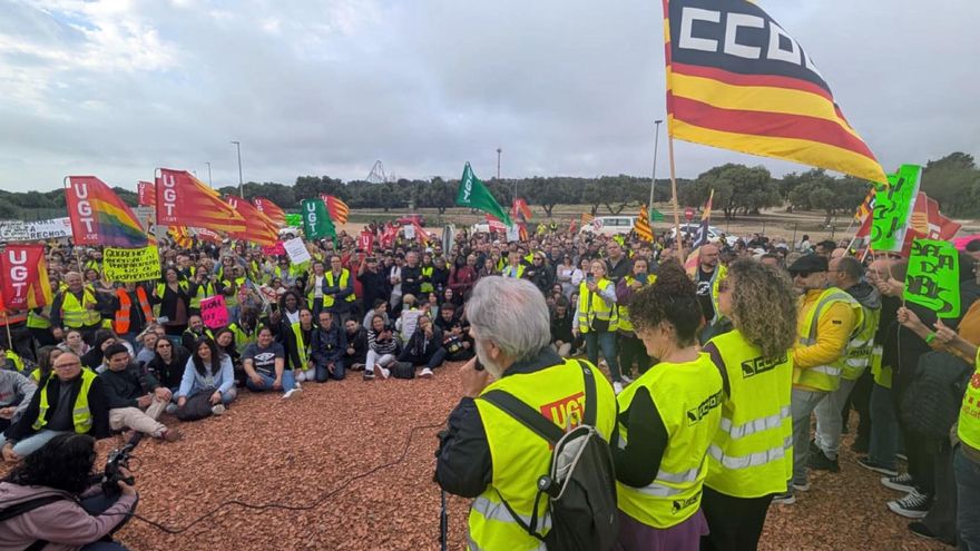 Cientos de trabajadores en huelga protestan frente a las puertas de PortAventura