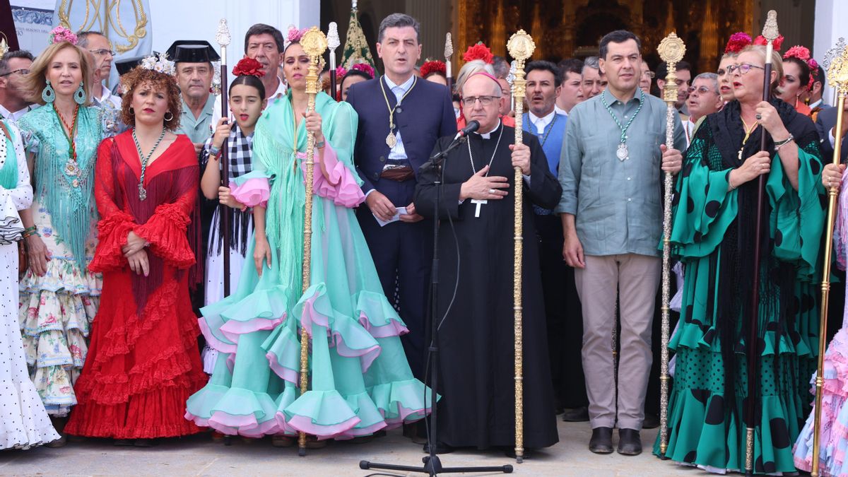 El presidente de la Junta, Juanma Moreno, en la ermita de la Virgen del Rocío, sostiene la vara de hermano mayor de la Hermandad Matriz de Almonte. A 4 de junio de 2022 en la aldea de El Rocío, Huelva, Andalucía, España.