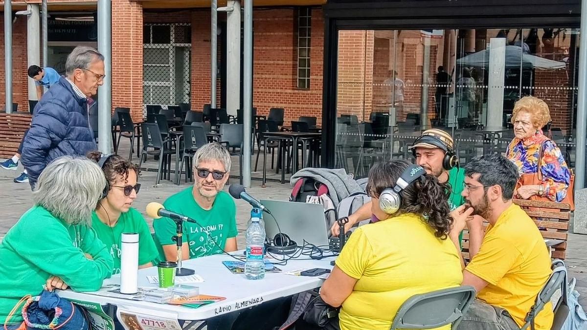 Las camisetas por la educación públicas tiñeron la Feria de de entidades y colectivos ciudadanos de Tetuán