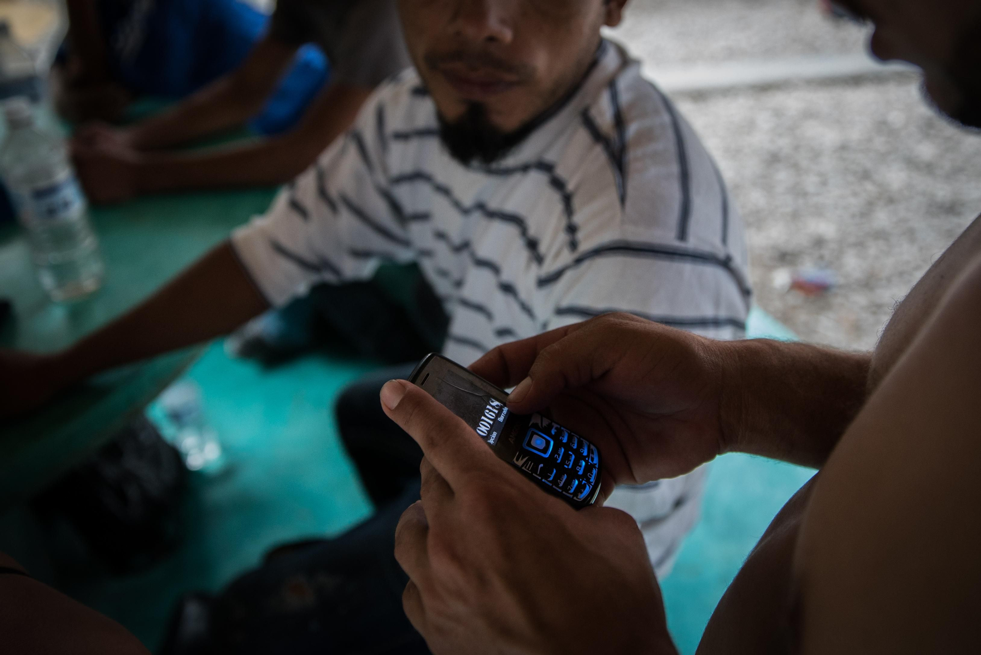 Un migrante llama a su familia en Estados Unidos. La mayoría de quienes intentan cruzar a Estados Unidos tiene al menos un familiar viviendo en el país. “Ciertamente, hay personas que salen de estos países en busca de oportunidades económicas, pero la fotografía que emerge de nuestro informe es aterradora: personas vulnerables luchando por su vida y la de sus familias”, afirma Bertrand Roissier, coordinador general de MSF en México. Fotografía: Marta Soszynska / MSF