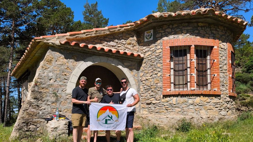 Los siete amigos que rehabilitan refugios de montaña para devolverles su dignidad: “Pasamos de una cuadra a un hotel”