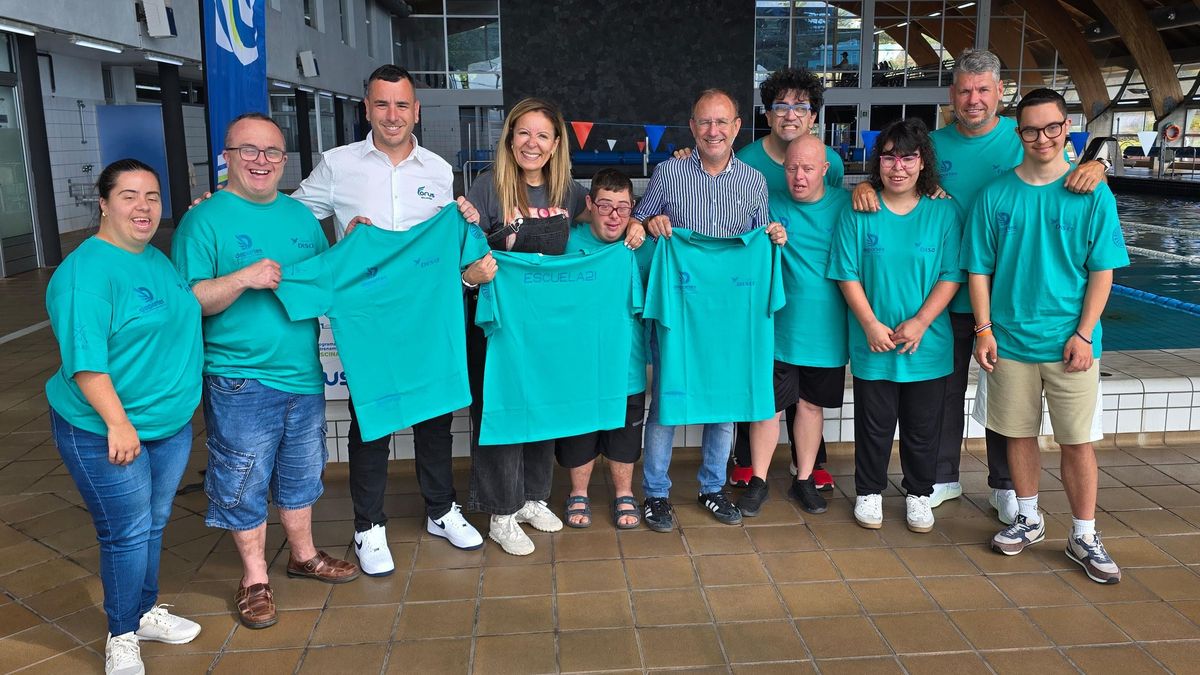 El Cabildo facilita la integración laboral de personas con Síndrome de Down formándose como monitores de surf.