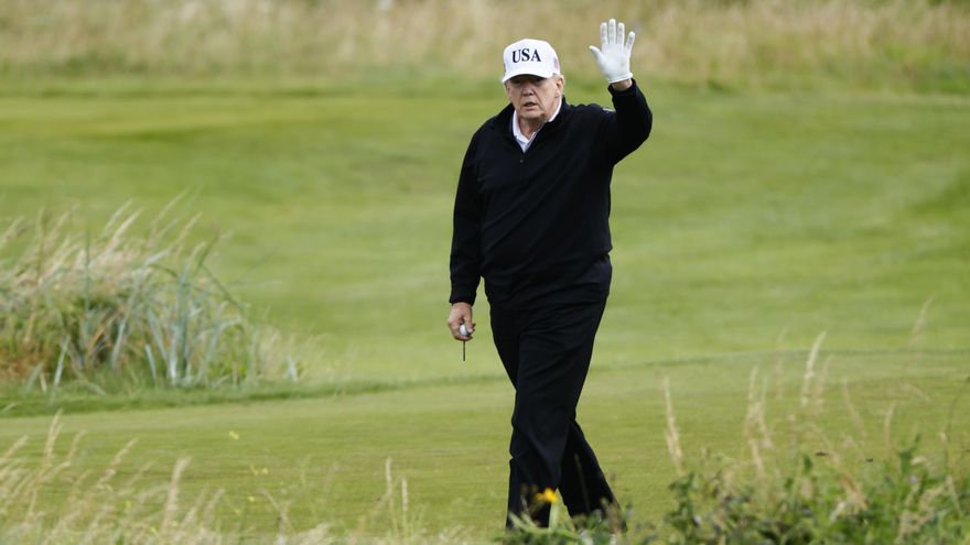 Trump juega al golf en Escocia antes de sus reuniones con Von der Leyen y Starmer