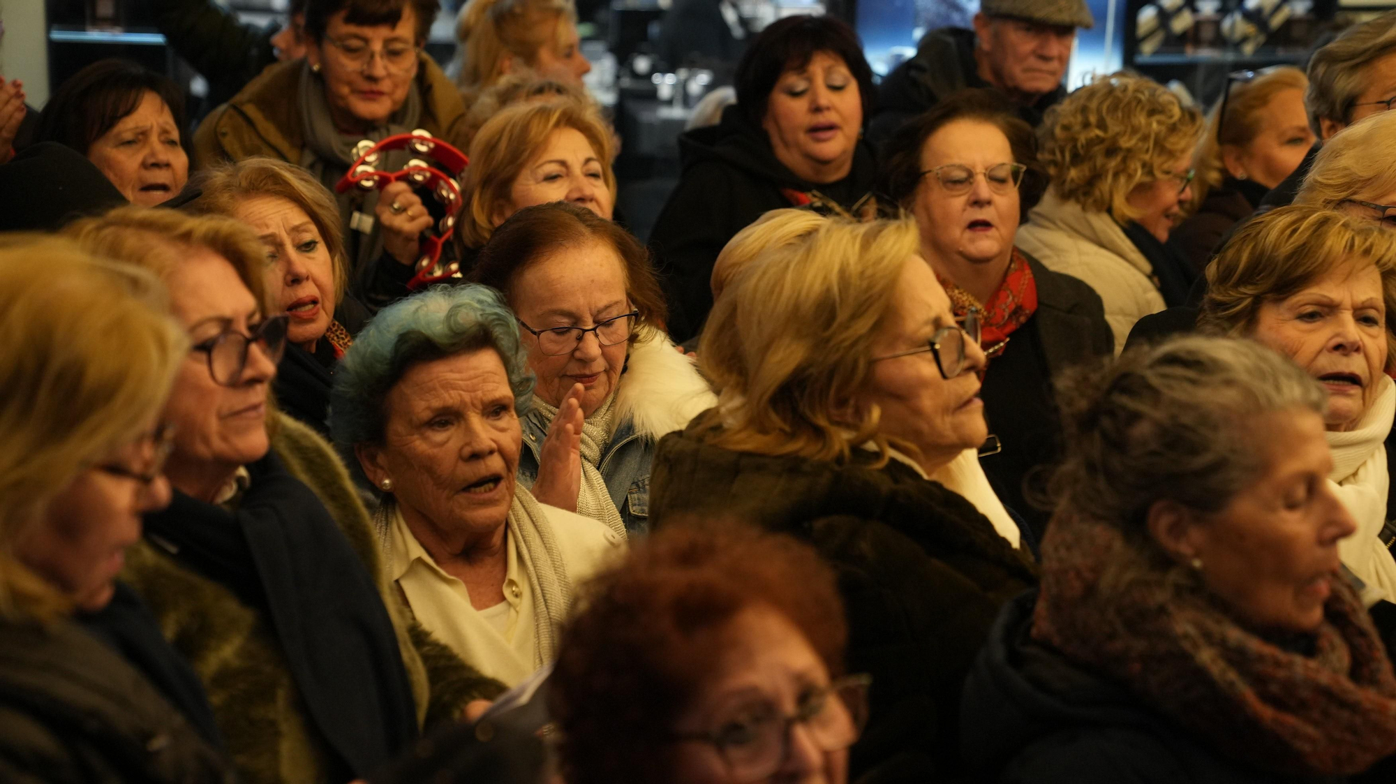 Los mayores participan en un recorrido urbano en autobuses turísticos dentro de la actividad “Coro de Coros”.