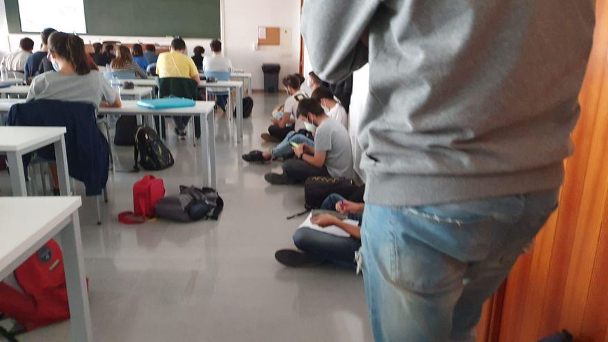 Los alumnos de una clase de Física en la Universidad de Valladolid, en el suelo.