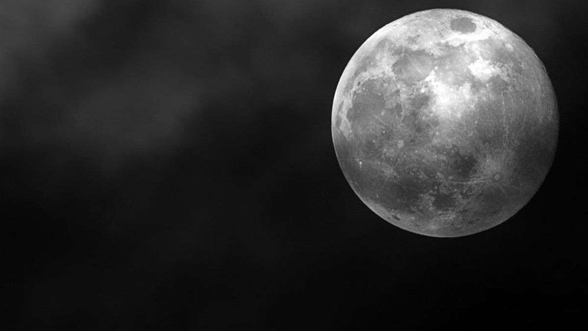 El mito de la ‘luna de fresa’: ni es rosa ni un evento astronómico inusual