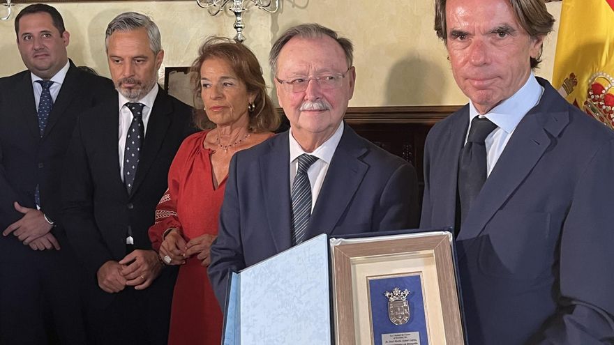 El expresidente del Gobierno y presidente de la Fundación FAES, José María Aznar, recoge un obsequio de la Ciudad Autónoma de Ceuta.