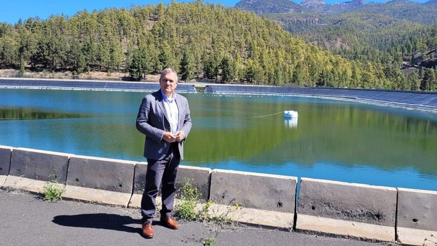 El consejero de Sector Primario del Cabildo de Tenerife, Valentín González, en la balsa de Trevejos.