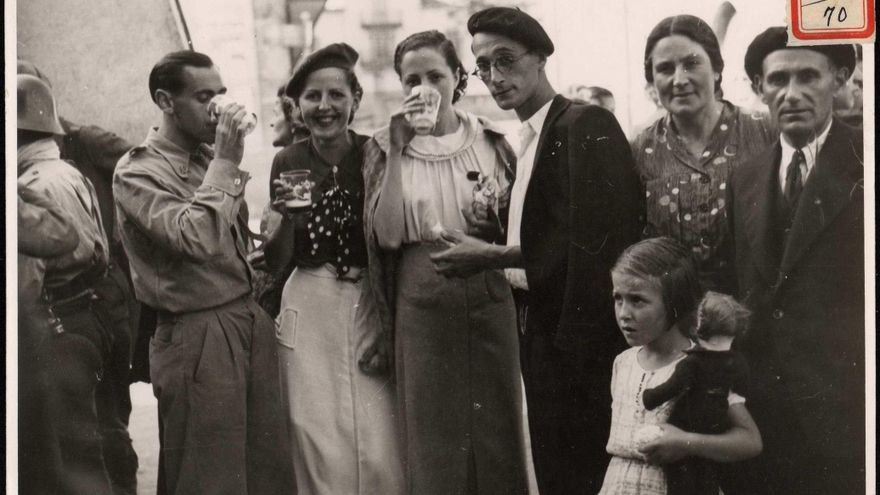 "La población civil de Reinosa festejando su liberación".