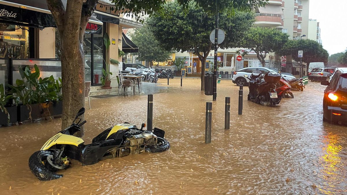 Vista general de las calles anegadas en Ibiza debido a las intensas lluvias caídas este martes