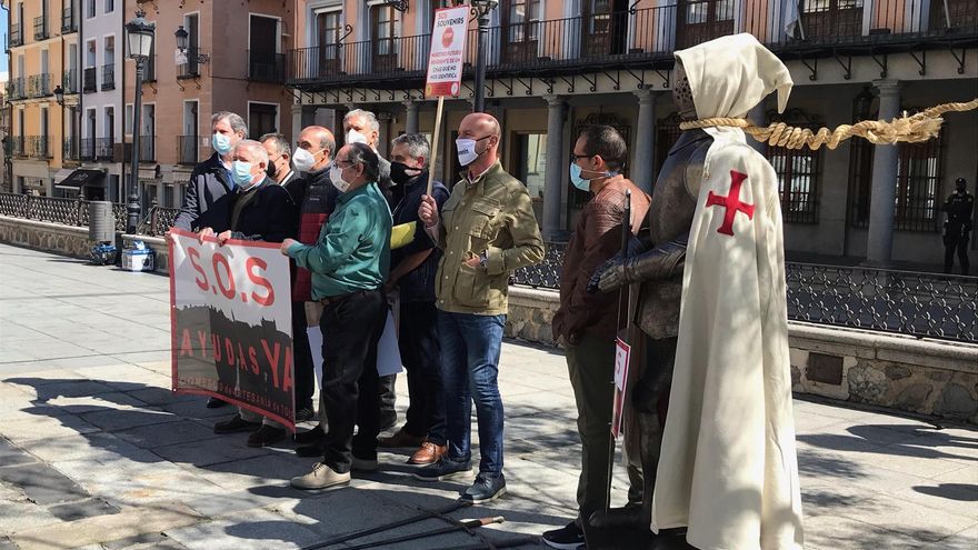 Una armadura con una soga al cuello para escenificar “la desesperación” del comercio de artesanía y souvenir en Toledo