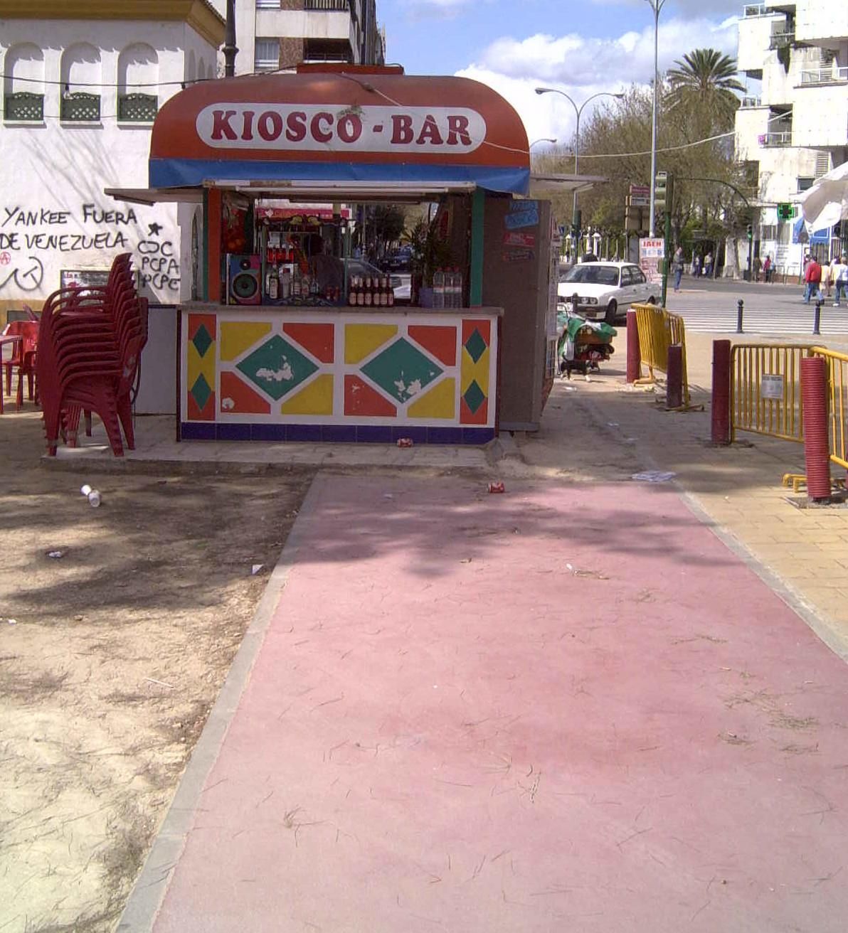 Un quiosco bar invade el carril bici sin ninguna clase de miramientos