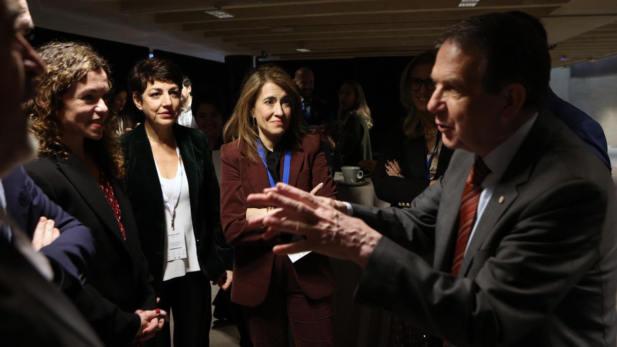 Abel Caballero, alcalde Vigo, junto a la secretaria de Estado de Turismo, la CEO de elDiario.es y la presidenta de Paradores, justo antes de comenzar la jornada