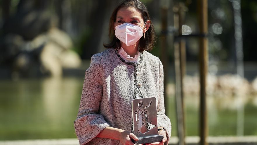 La ministra de Industria, Comercio y Turismo, Reyes Maroto, durante un homenaje a los héroes del Dos de Mayo, a 2 de mayo de 2021, en Móstoles, Madrid (España)