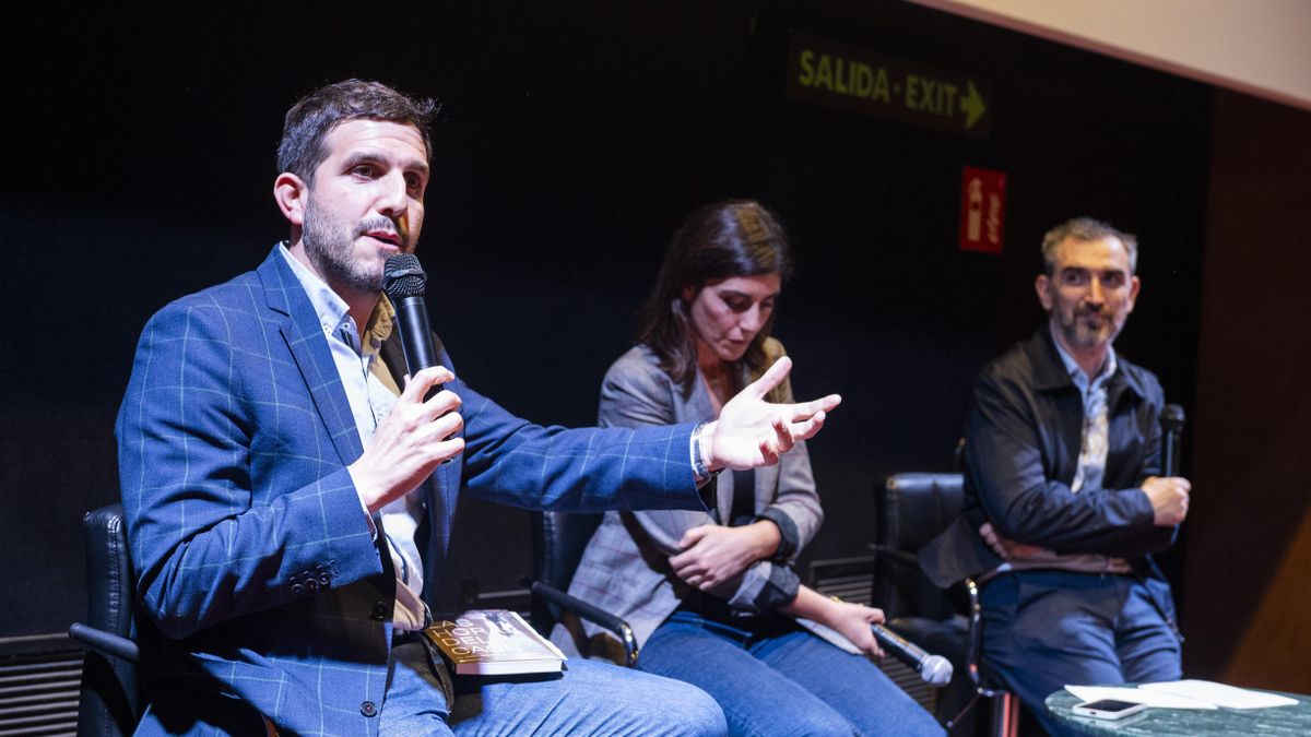 Sergi Pitarch, Raquel Ejerique e Ignacio Escolar en el coloquio posterior a la proyección del documental 'Un año después de la dana'