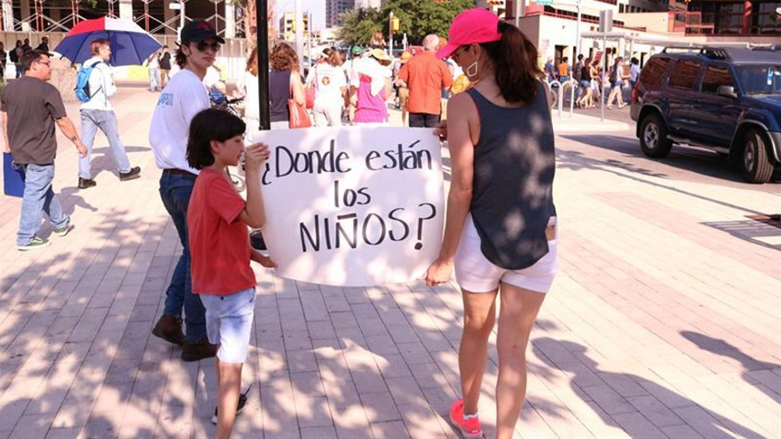 Las autoridades utilizan a los niños para convencer a sus padres inmigrantes de que acepten su culpabilidad y la deportación.