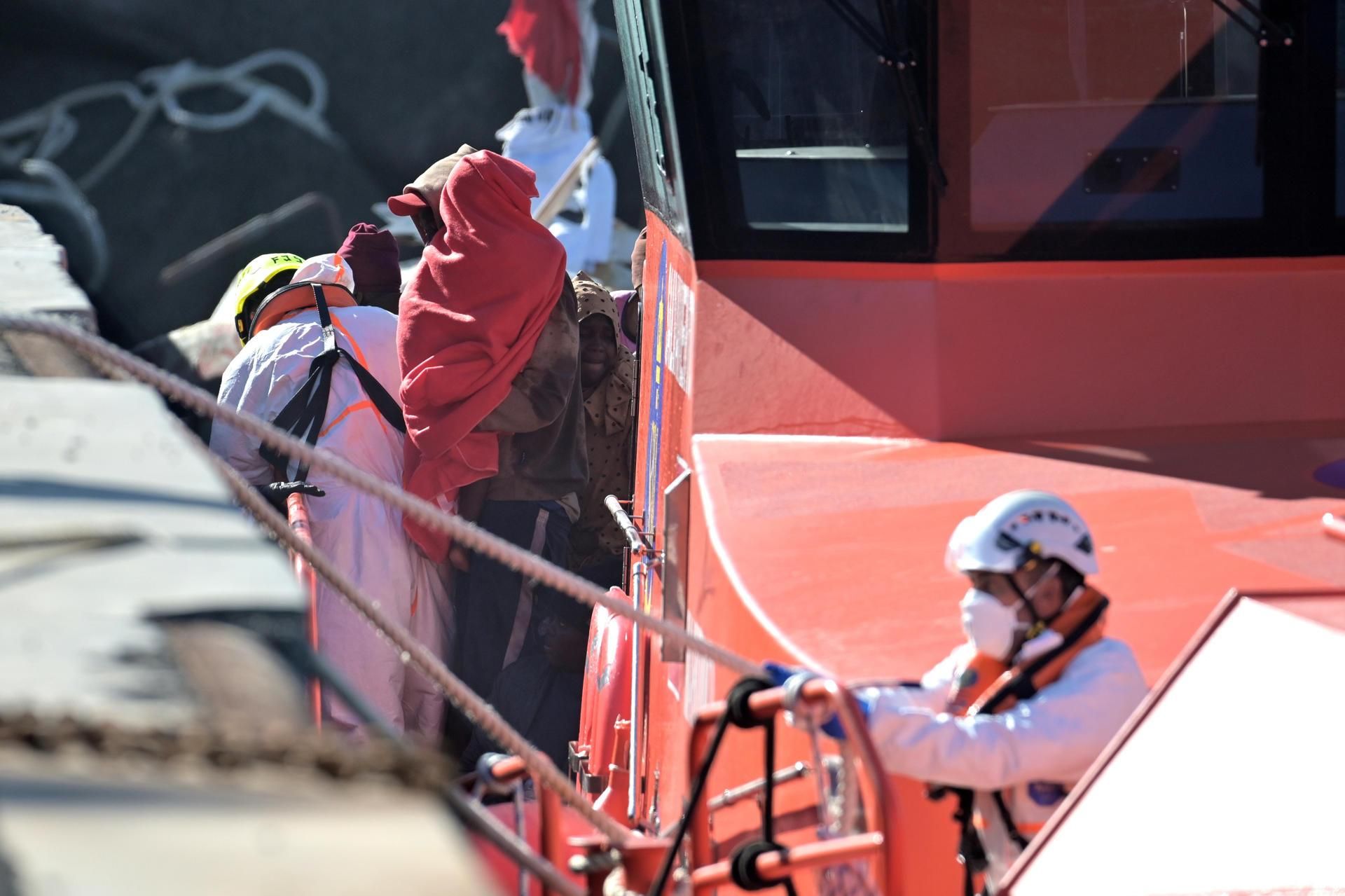 Salvamento Marítimo ha rescatado este viernes a más de 350 migrantes localizados en dos cayucos al sur de El Hierro, entre los que hay al menos un bebé.