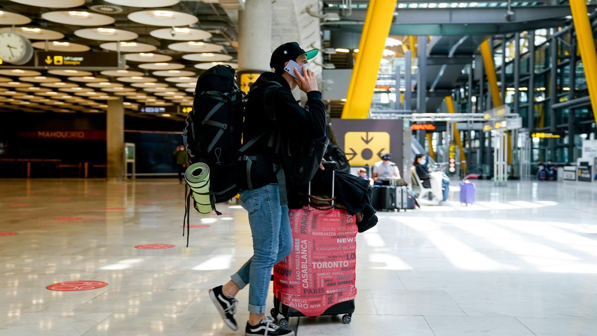 Un chico con el equipaje en la T4 del aeropuerto Adolfo Suárez, Madrid-Barajas durante el primer día laboral tras el estado de alarma, a 10 de mayo de 2021, en Madrid (España). Tras el fin del segundo estado de alarma, que tuvo lugar ayer domingo 9 de may