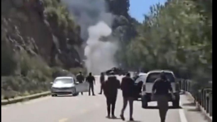 Imagen difundida en redes de momentos después del ataque al vehículo en el que viajaban los periodistas.