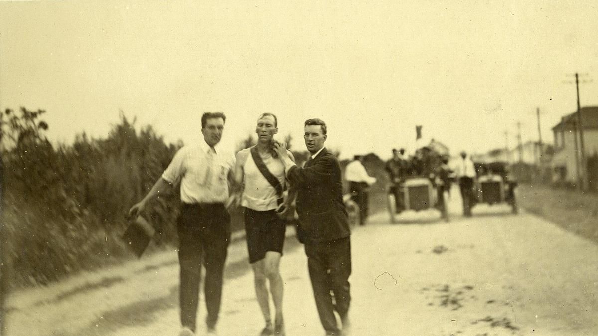 La maratón olímpica de 1904: la carrera más caótica de la historia que acabó con un atleta en coche y otro dopado
