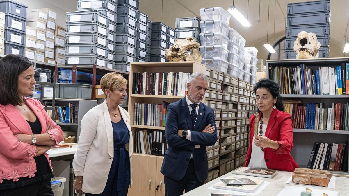 Las bibliotecas vascas suman 277.000 ejemplares de la Fundación Sancho el Sabio y la Sociedad de Ciencias Aranzadi