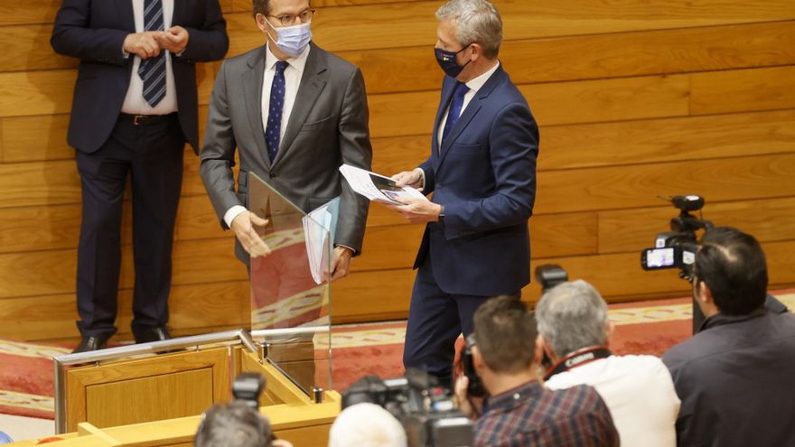 Alfonso Rueda (d) acompañado por Alberto Núñez Feijóo antes de pronunciar su discurso de investidura en el Parlamento gallego. EFE/Lavandeira jr