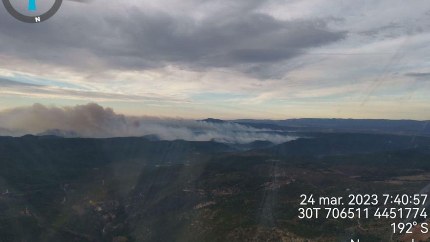 El incendio entre Teruel y Castellón evoluciona favorablemente en el flanco aragonés