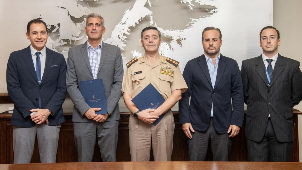 El ministro Carlos Presti y el director comercial de Toyota Argentina, Andres Massuh.