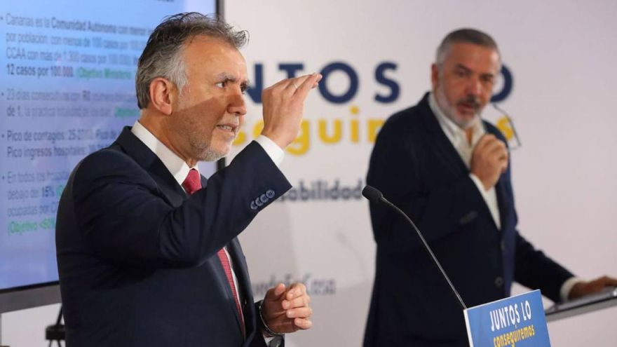 El presidente del Gobierno de Canarias, Ángel Víctor Torre (i), y el portavoz de del Comité Científico para la Emergencia Sanitaria en Canarias, Lluis Serra