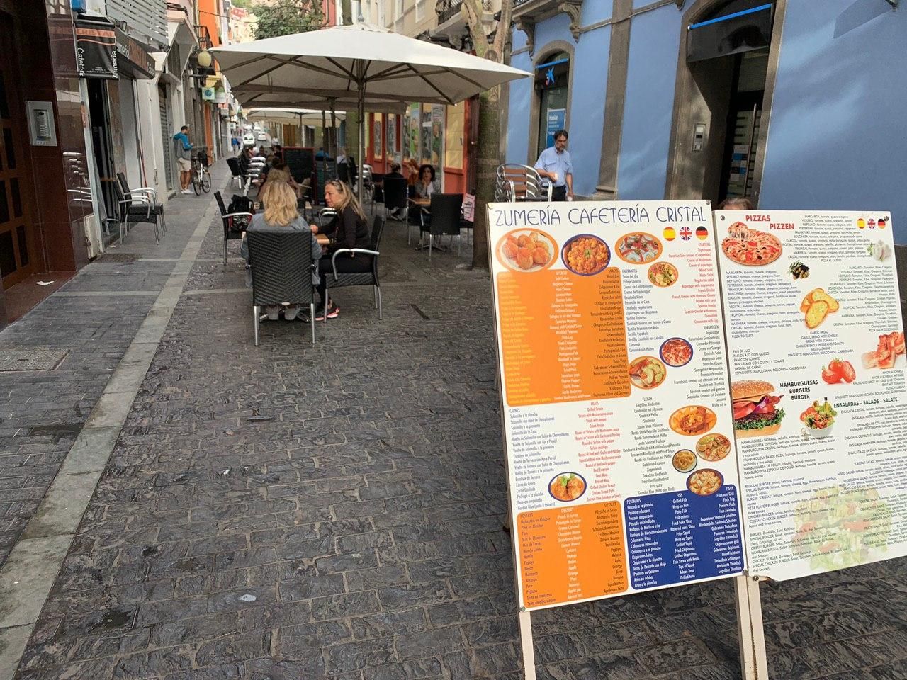 Una cafetería abierta con su terraza en Las Palmas de Gran Canaria en el primer día de la fase 1