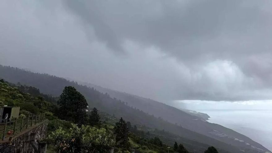 El Gobierno de Canarias activa la prealerta por lluvias en cuatro islas y actualiza la alerta en La Palma
