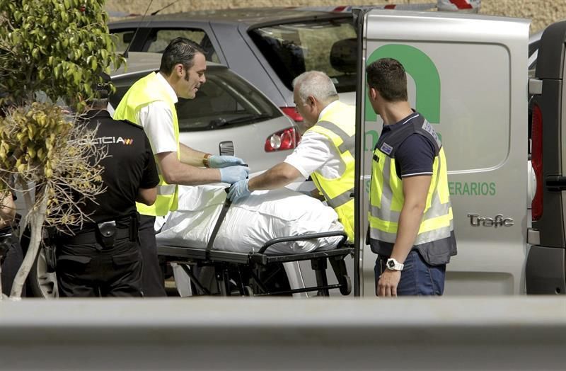 Momento en el que es retirado el cadáver del hombre fallecido. (EFE/Ángel Medina G)