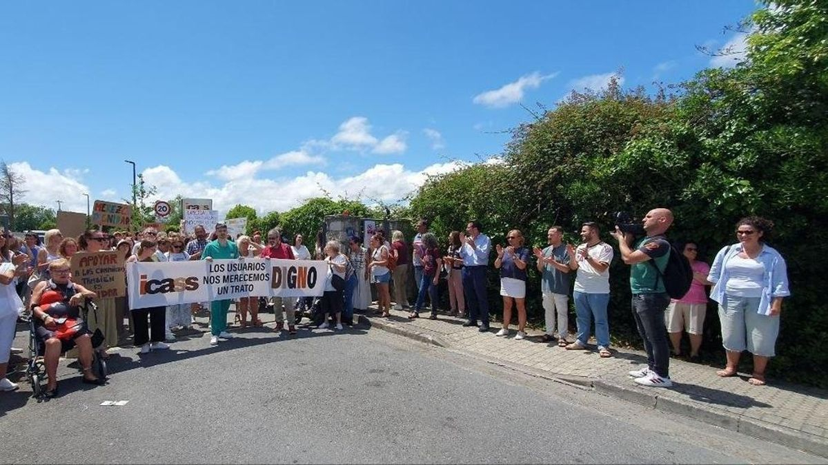 Concentración frente al CAD de Laredo por la falta de personal.