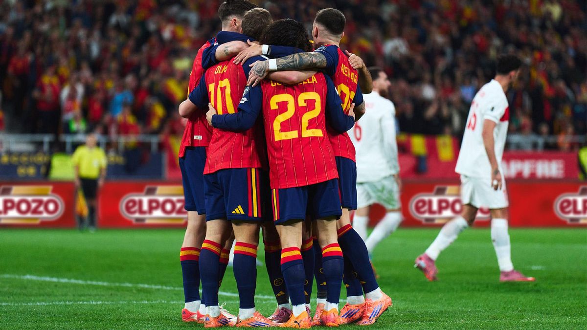 La selección masculina de fútbol celebrando un gol con publicidad de ElPozo