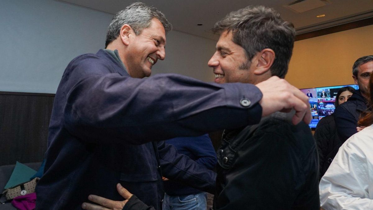 El abrazo de Massa y Kicillof en el bunker