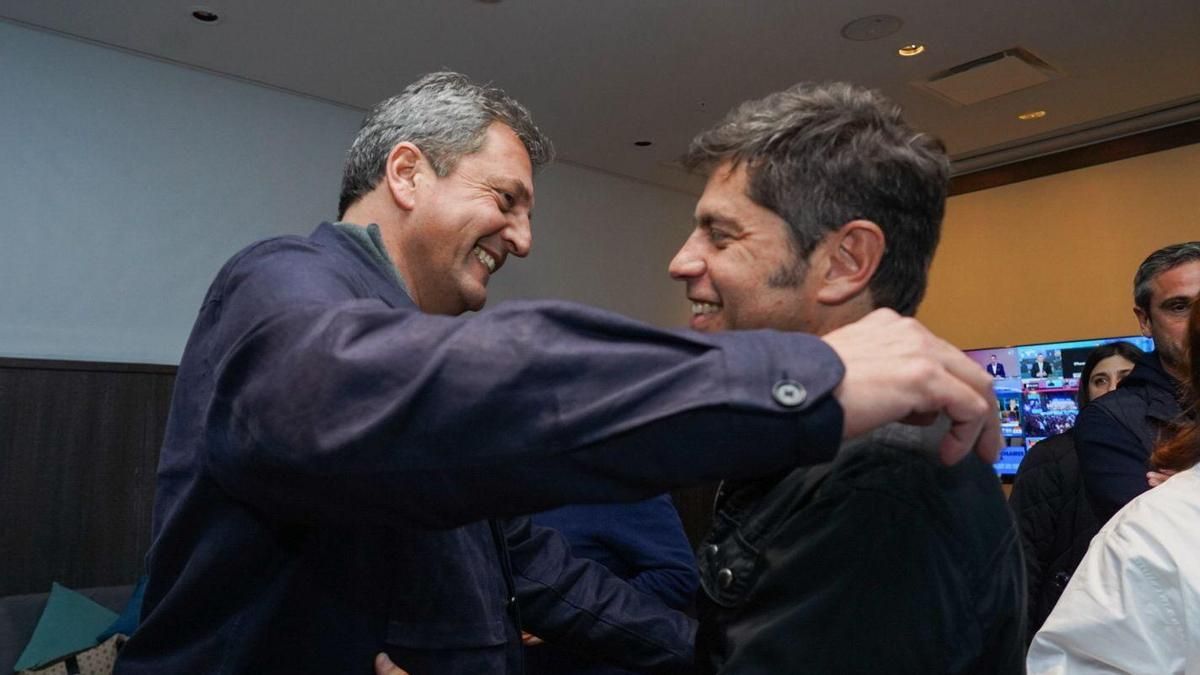 El abrazo de Massa y Kicillof en el bunker de Fuerza Patria en las elecciones de 2025
