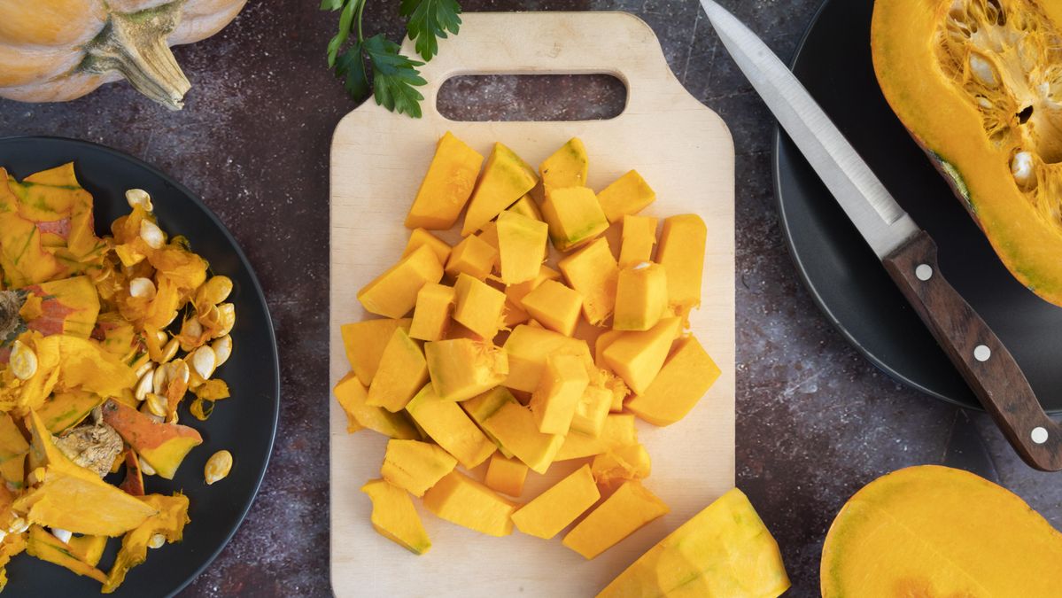 El primer paso será limpiar y cortar la verdura