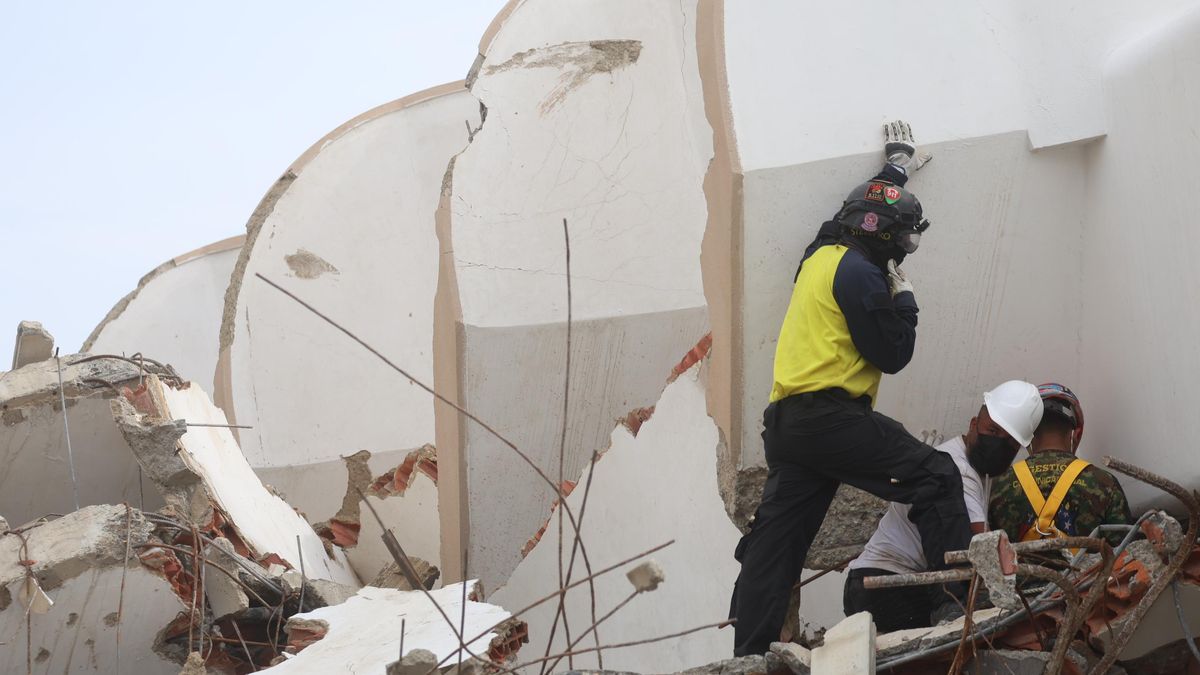 Rescatistas participan en la búsqueda de Fabio, un niño de 9 años que permanece desde hace nueve días bajo un edificio derrumbado tras el doble terremoto del 24 de junio, este viernes en Caraballeda, La Guaira (Venezuela). EFE/ Miguel Gutiérrez