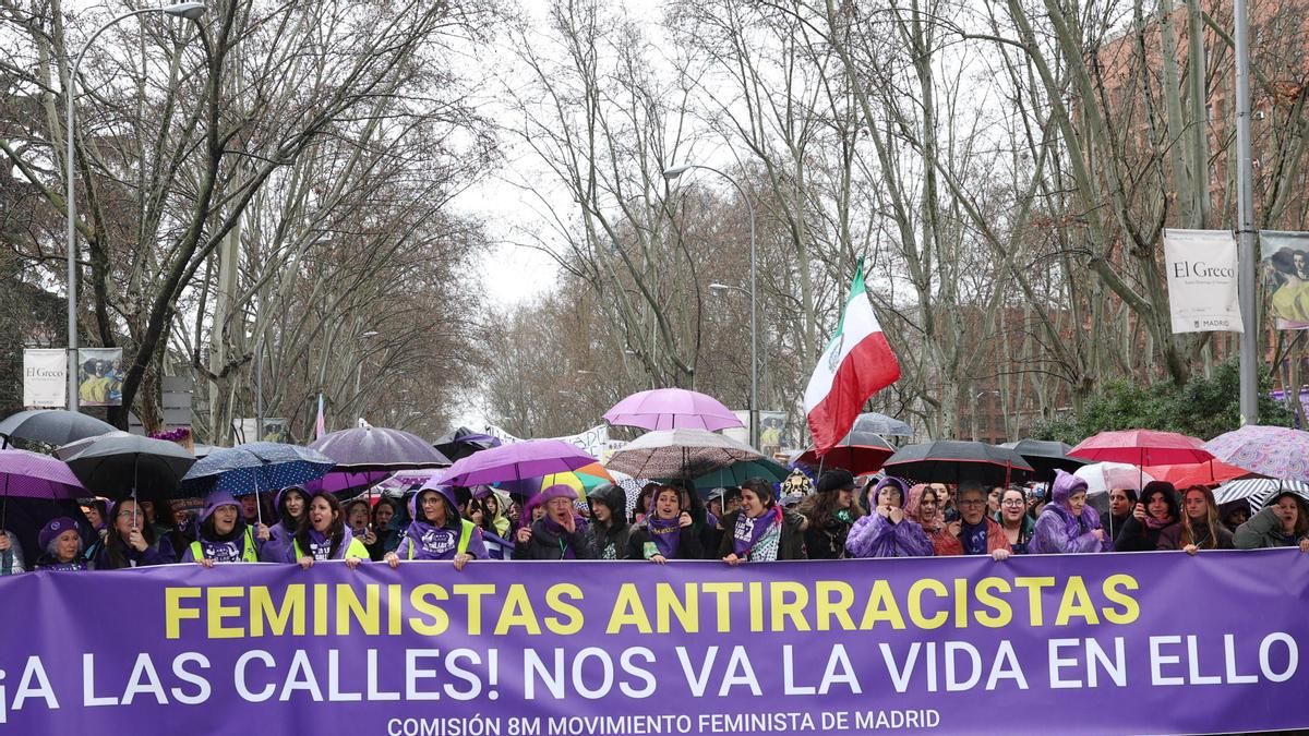 Una de las pancartas durante la marcha del 8M de 2025 en Madrid.