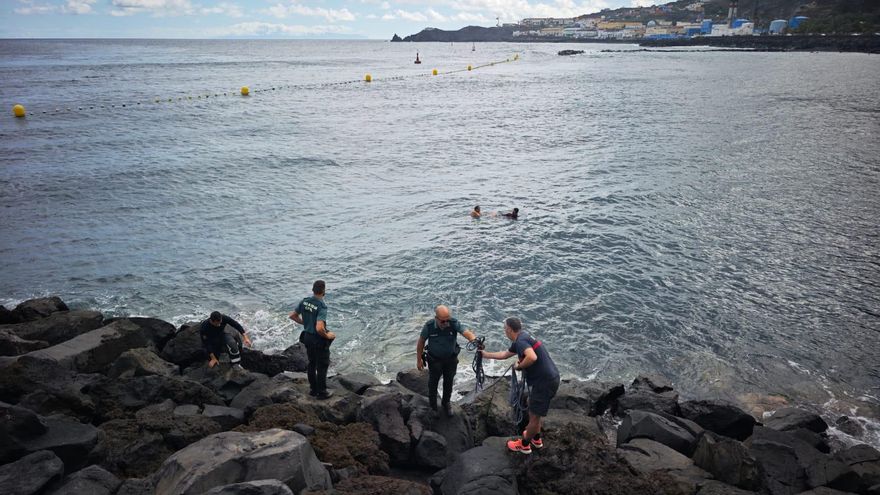 Rescatadas tres personas en apuros en el mar y agarradas a una boya en La Palma