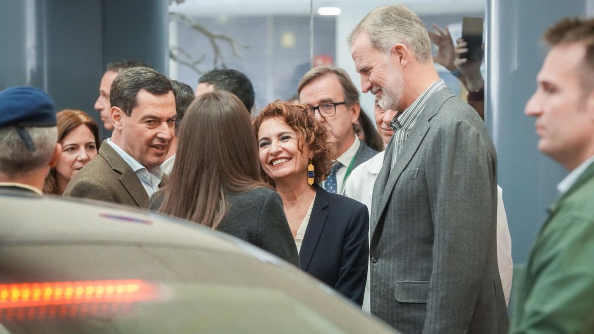 Los Reyes de España visitan a los heridos del accidente de Adamuz en el Hospital Reina Sofía