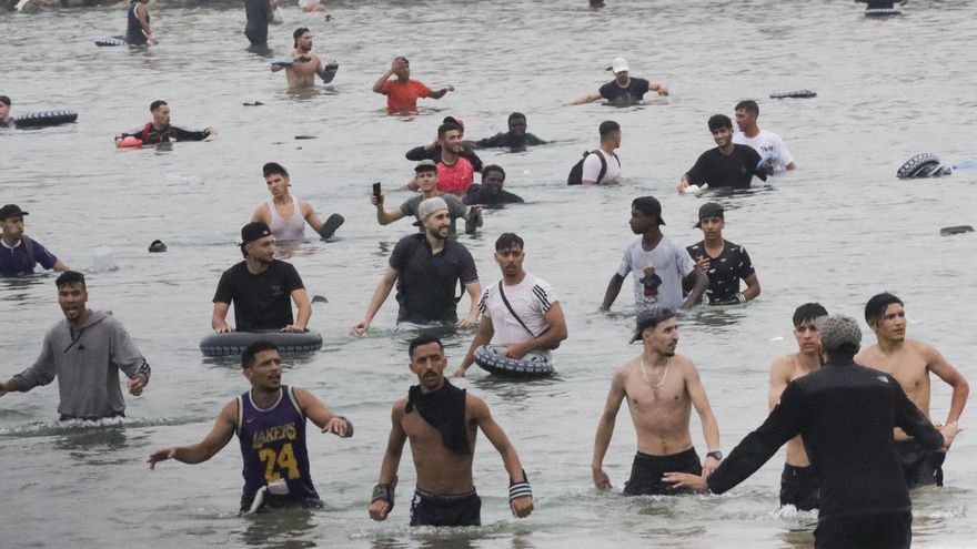 Un grupo de inmigrantes llega a la playa junto al paso fronterizo del Tarajal en Ceuta en la mañana del 31 de julio.