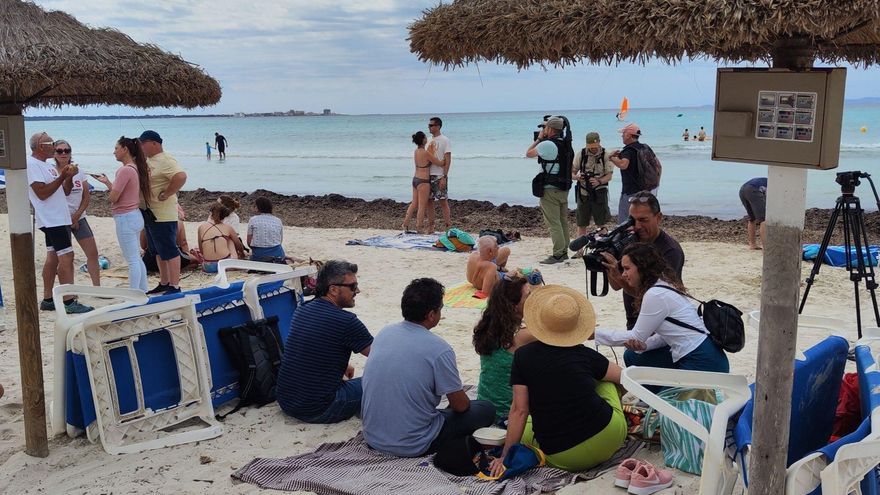Decenas de mallorquines 'ocupan' una playa para reivindicar estos espacios frente a la saturación turística