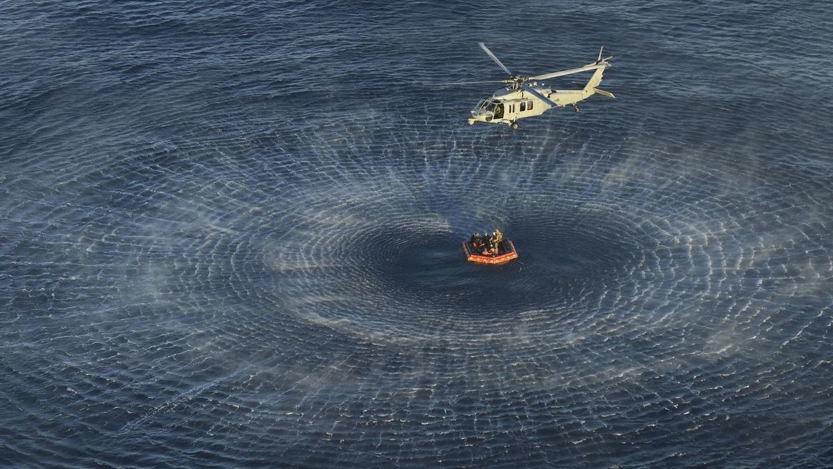 Recogida de la tripulación en el Pacífico.