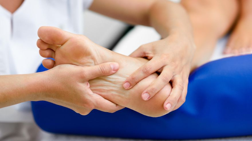 Un podólogo explica por qué duele el talón con la fascitis plantar y qué hacer para evitarlo: "Es más sencillo de lo que parece"